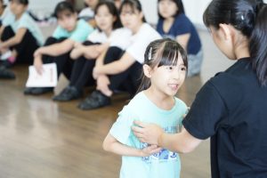 「舞台づくり」が育む非認知能力とは？「劇団四季」出身俳優が率いる児童劇団に潜入