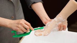 気になる足のニオイの原因を解説！手洗い、うがいに“足洗い”の新習慣を！