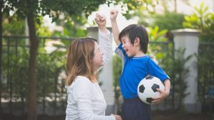 暑い日に外遊びはOK？ 水分補給に最適なドリンクは？ サッカー日本代表ドクターが解説！「子供の熱中症対策」