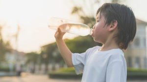 子どもを熱中症にさせない方法とは？子どもに持たせる「水筒の中身」について解説！