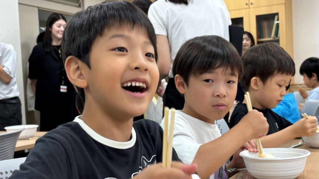 「キンキン！」に子どもたちが夢中。凍らせるめんつゆで学ぶ、夏休みのひんやり自由研究