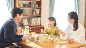 【共働きに、ゆとりと笑顔を】第１回｜ライフステージで激変する「食卓」。忙しない夕食時間を変えるには？（全３回）